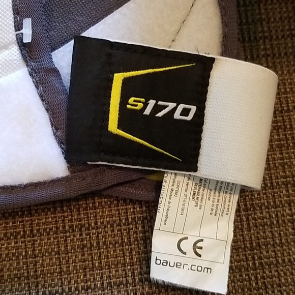 BAUER Youths Shoulder Pads (Age 3-5 yrs Old) - Picture 2 of 7